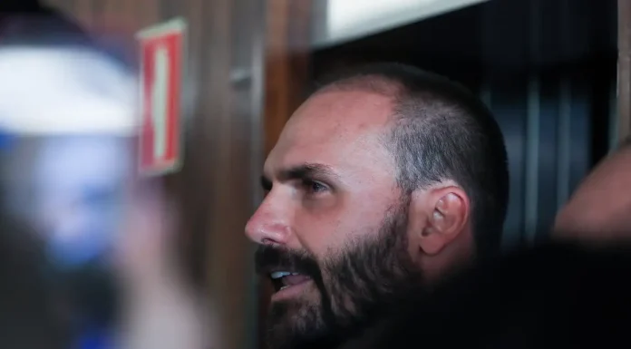 Moraes nega apreensão do passaporte de Eduardo Bolsonaro