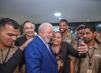 Lula agradece funcionários por limpeza do Planalto