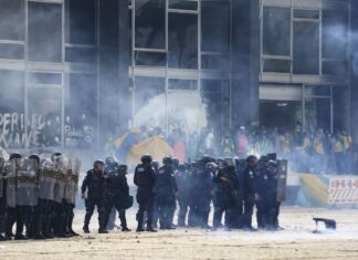 Forças de segurança conseguem desocupar rampa do Planalto