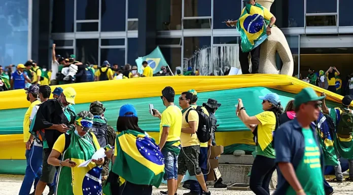 Cientista político vê onda bolsonarista enfraquecida após condenação