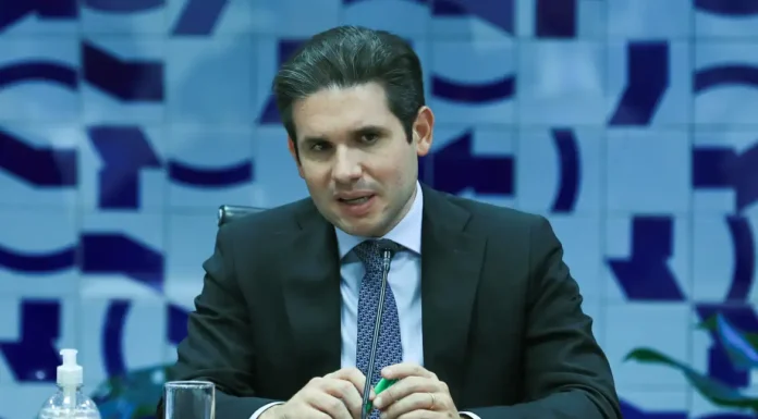 Hugo Motta confirma para hoje votação de isenção do Imposto de Renda