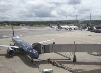 Avião supera ônibus como segundo meio mais comum de viagens pessoais