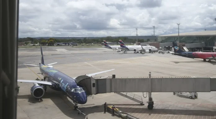 Avião supera ônibus como segundo meio mais comum de viagens pessoais