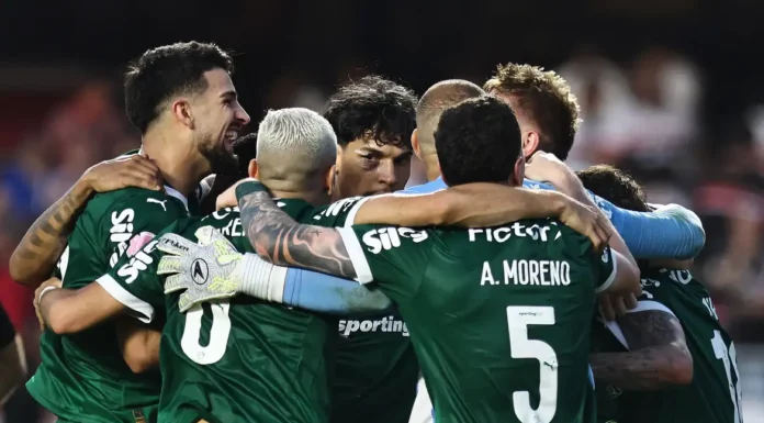 Virada e derrota rubro-negra levam Palmeiras à ponta do Brasileirão
