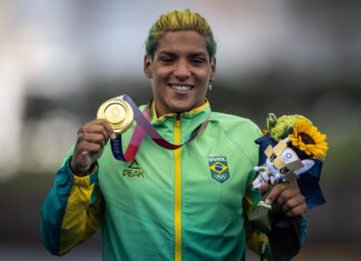 Ana Marcela Cunha é ouro na maratona aquática