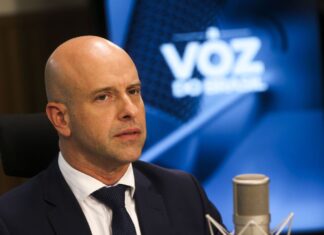 Brasil deve encerrar ano com superávit de 0,4% do PIB