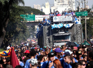 Marcha para Jesus reúne fiéis em carreata na capital paulista