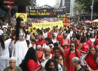 Marcha do Dia da Consciência Negra reúne centenas de pessoas em SP