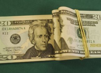 Dólar cai para R$ 5,22 após reunião do Copom