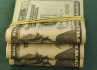 Dólar sobe quase 2% e aproxima-se de R$ 4,90 após corte de juros