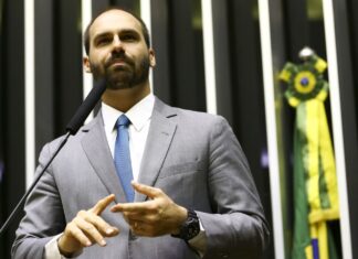 Professora pede abertura de investigação contra Eduardo Bolsonaro