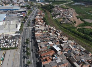 Aulas são suspensas e vias interditadas em Carapicuíba por risco de deslizamento; Entenda