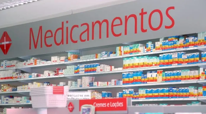 Entidades criticam permissão para farmacêutico prescrever medicamento
