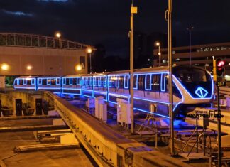 Metrô homenageia aniversário de São Paulo com trens iluminados