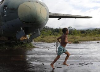 Militares trabalham durante a noite para reformar pista em TI Yanomami
