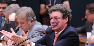 Ministro da Fazenda defende fim da jornada 6×1 em debate na Câmara dos Deputados Ministro da Fazenda defende fim da jornada 6x1 em debate na Câmara dos Deputados