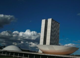 Congresso aprova Orçamento com salário mínimo de R$1.320 para 2023