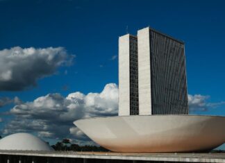 Câmara convoca ministro para explicar empresa em paraíso fiscal