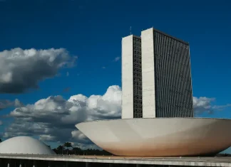Votação do orçamento de 2025 em comissão é adiada para sexta-feira