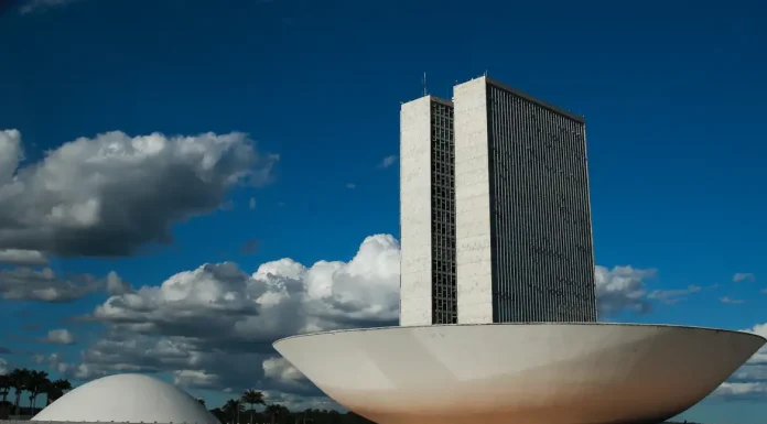 Votação do orçamento de 2025 em comissão é adiada para sexta-feira