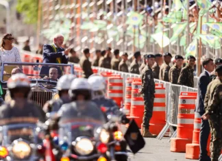 Lula e mais de 30 mil acompanham desfile; público entoa “sem anistia”