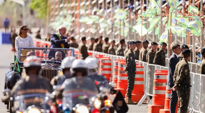 Lula e mais de 30 mil acompanham desfile; público entoa “sem anistia”