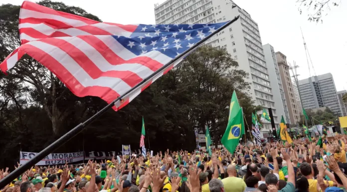 Bandeira dos EUA é “novo símbolo da direita brasileira”, diz NYT