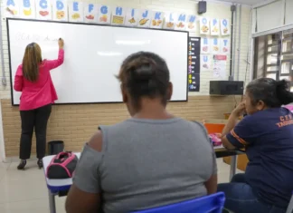 Alfabetização de adultos pode aumentar renda em até 16%, aponta estudo