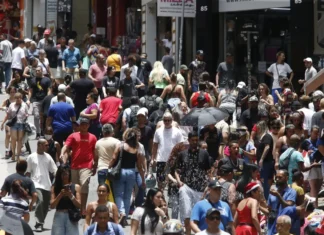 População brasileira chega a 213,4 milhões em julho de 2025
