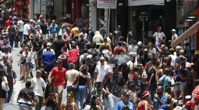 População brasileira chega a 213,4 milhões em julho de 2025