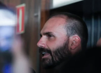 Eduardo Bolsonaro pede a Hugo Motta para exercer mandato dos EUA
