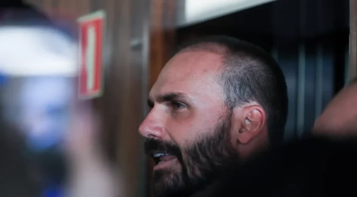Eduardo Bolsonaro pede a Hugo Motta para exercer mandato dos EUA