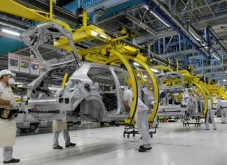 Produção industrial recua 0,2% em julho e acumula efeitos do juro alto