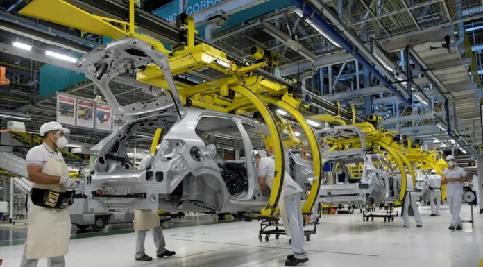 Produção industrial recua 0,2% em julho e acumula efeitos do juro alto
