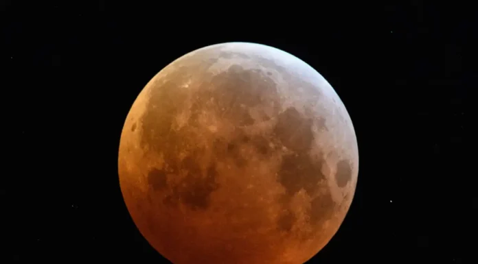 Lua de sangue: eclipse lunar total ocorre neste domingo