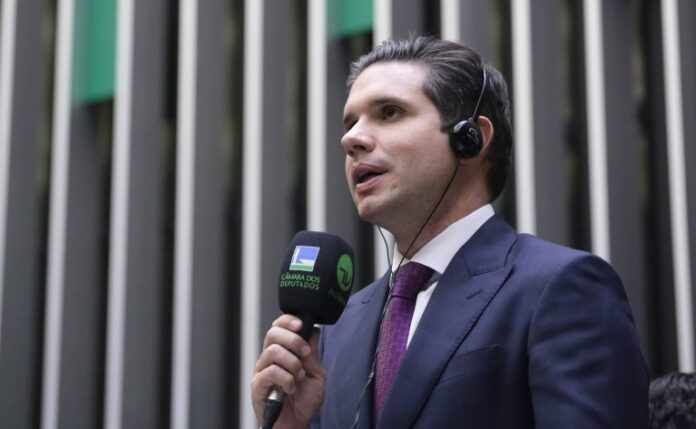 Motta destaca união da Câmara para aprovar projeto sobre proteção a crianças em ambientes digitais