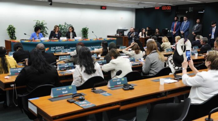 Mulheres parlamentares do BRICS temem que IA reforce desigualdades entre os gêneros Mulheres parlamentares do BRICS temem que IA reforce desigualdades entre os gêneros
