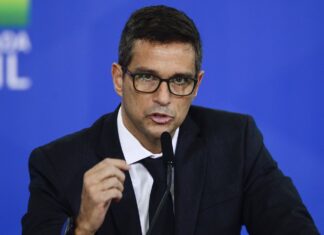Desaceleração da China deve afetar Brasil, diz presidente do BC