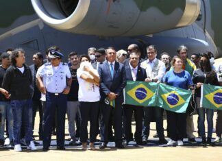 Grupo vindo da Polônia chega a Brasília em aviões da FAB