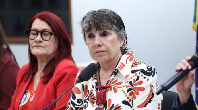 Operadores de telemarketing denunciam precarização do trabalho e pedem regulamentação da profissão Operadores de telemarketing denunciam precarização do trabalho e pedem regulamentação da profissão