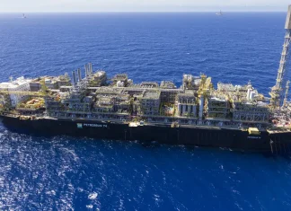 Petrobras descobre nova camada de óleo no pré-sal da Bacia de Santos