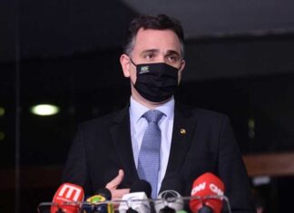 Presidente do Senado prevê queda de veto à distribuição de absorventes