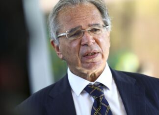 Ministro defende veto à lei que amplia acesso à internet a estudantes