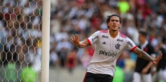 Flamengo aplica 6 a 1 no Vasco e vira líder provisório do Brasileirão