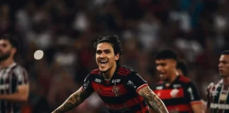 Flamengo bate Flu com gol de pênalti e segue líder do Brasileirão