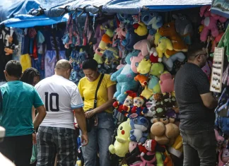 Comércio recua 0,3% em agosto, mas acumula alta em 2024