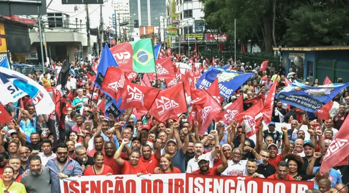 Protesto de metalúrgicos defende isenção de IR e redução de jornada
