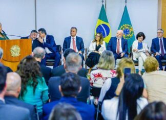 Lula assina projeto de lei que garante verba para piso da enfermagem