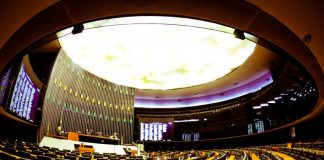 Plenário tem vazamento de água do teto após chuva Plenário tem vazamento de água do teto após chuva