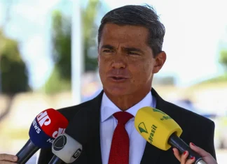 General estava com raiva e pressionava Bolsonaro por golpe, diz Cid